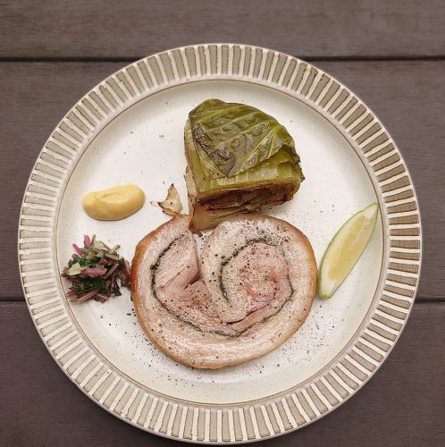 うつみ潮風豚のポルケッタ炭火焼　キャベツブレゼ添え