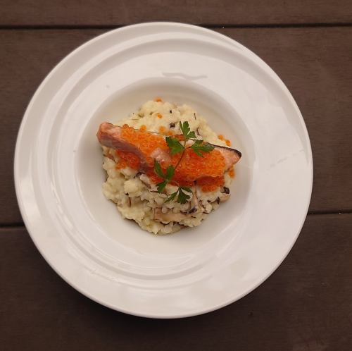 サーモンときのこののチーズリゾット　いくらのせ