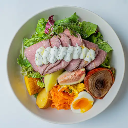 Roast beef and 15 kinds of vegetables market plate