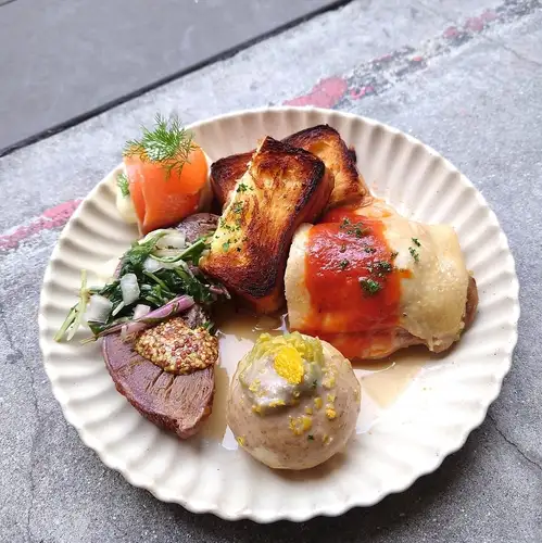 Enjoy "Bistro Oden" with wine.