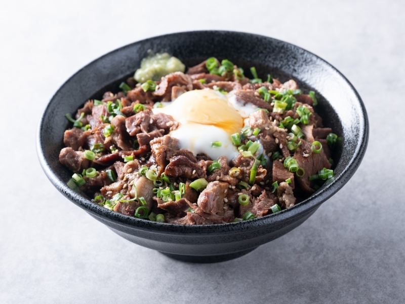 見た目から輝く至福のどんぶり『トロたん丼』
