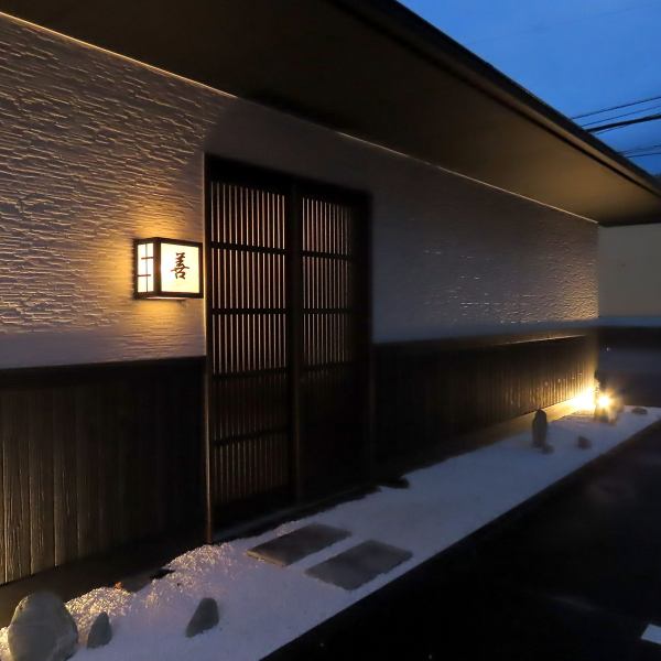 ゆったりとくつろげるテーブル席も。店内は黒を基調としており、あたたかみのある照明が落ち着いた空間を演出しております。ご家族やご友人とのご利用はもちろん、接待、お食事会など、ゲストをおもてなしする場としてもご利用いただけます。美味しい牛たん料理をお楽しみください。