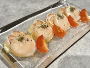 赤エビとホタテの炙りカルパッチョ