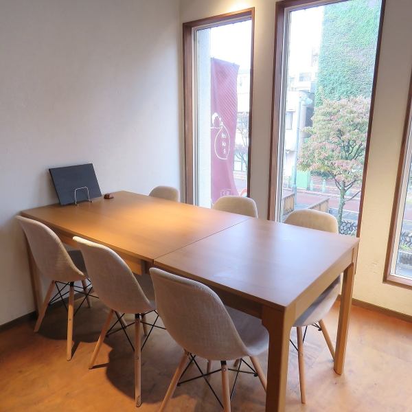 【落ち着いた雰囲気の店内で、特別な時間をお過ごしください♪】木目調のインテリアが揃う店内で、心ゆくまでおくつろぎいただけます◎ご友人とのちょっとした食事からお誕生日のお祝いまで多彩なシーンで活躍するテーブル席は、人数に合わせてレイアウトの変更が可能です。幅広いジャンルの料理を取り揃えております!