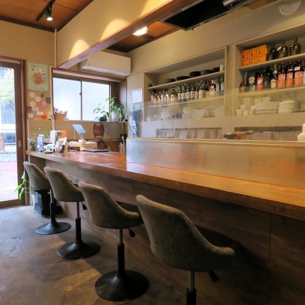 【普段使いができるカウンター席】おひとり様の気軽なお食事や、お仕事帰りのサク飲みなどにぴったりのカウンター席は、5席ご用意しております。スタッフとの会話や調理風景を楽しみながら、のんびり過ごせる特等席◎木のぬくもりが感じられるテーブルと温かみのある照明がリラックスできる雰囲気を演出しています♪