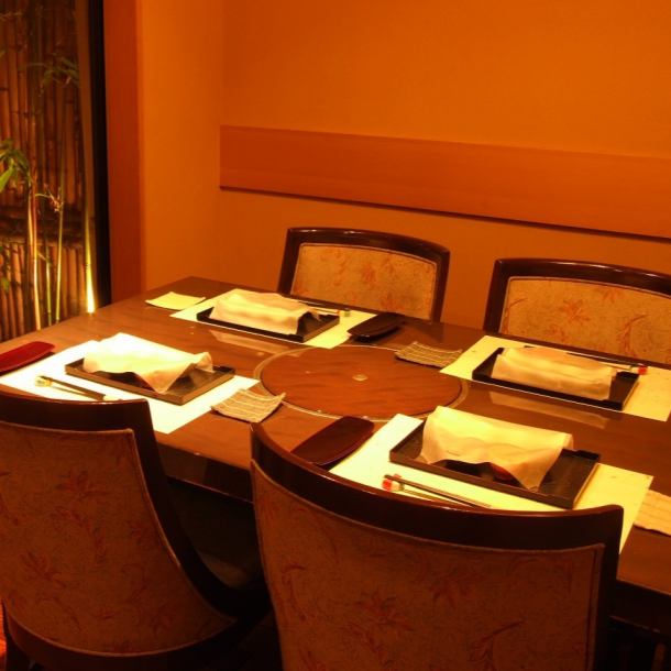 【1st floor】 Hidden private room in the back of the counter is a private space at the table seat.