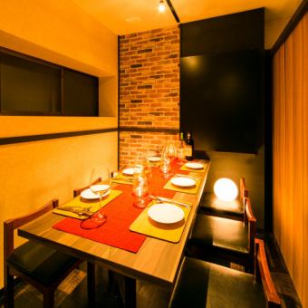 The wide seating arrangement makes it easy for men to escort at a joint party.You can get excited with your friends while chatting.You can spend a wonderful time enjoying delicious food and delicious sake.
