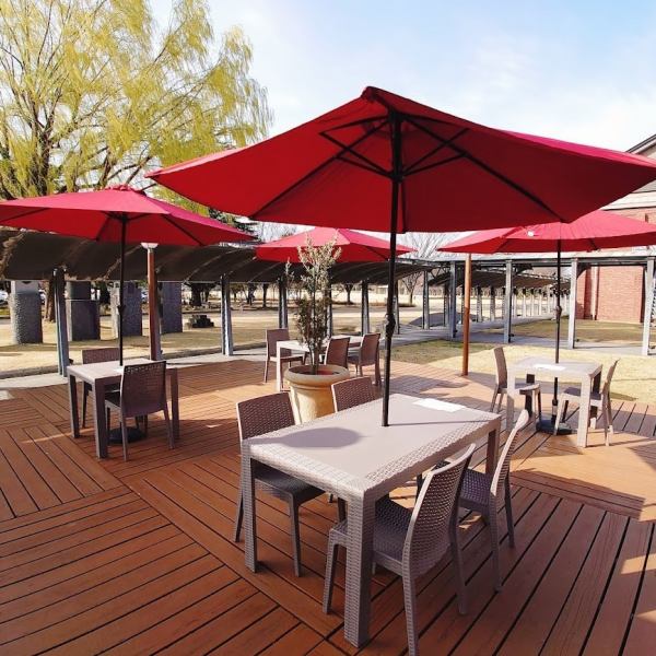 Terrace seats have opened on the wooden deck in front of the store.You can enjoy your meal and cake in the green park.We also accept reservations, so please feel free to contact us.* Cannot be used in rainy or stormy weather.
