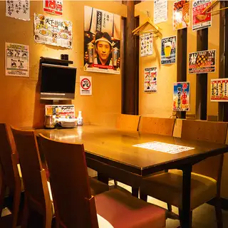 気取らず落ち着く和みの店内…ワイワイと飲み会を楽しみたいお客様におすすめのテーブルを多数完備しています！