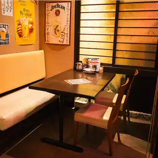 【サク飲みに】少人数で和気あいあいとお料理とお酒を楽しめるテーブル席！駅近なのでフラッと気軽にお立ち寄りください♪
