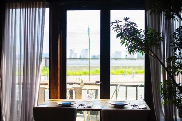 We have seats with a view of the sea.Enjoy a sophisticated space and authentic French cuisine ◎