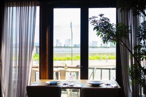 <p>我們有可以看到海景的座位。享受精緻的空間和正宗的法國美食◎</p>