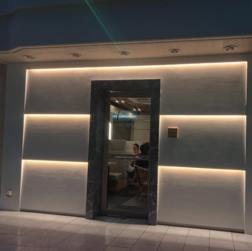 <p>下総中山のにニューオープンの大人の隠れ家。カウンター席で、大将が握る旬の鮨と板長自慢の創作和食料理を五感でお楽しみいただけます。高級鮨をどこよりもフランクに楽しめる空間です。大切な方とのデート、接待、会食や、お誕生日・記念日などにもおすすめです。</p>