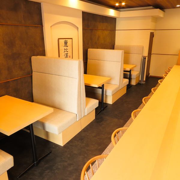 【下総中山】木のぬくもりが居心地の良さを演出する空間。鮨を握る大将の可憐な手さばきを目の前でご覧いただけるカウンターや、まわりを気にせず気兼ねなく話せるテーブル席もご用意しております。少人数での忘年会、新年会、歓送迎会など、様々なシーンでご利用いただけるお店です。