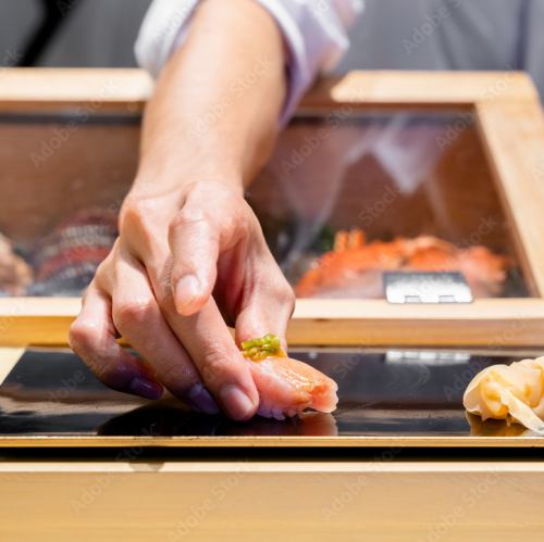 目の前で料理人の華麗な手捌きをお楽しみください