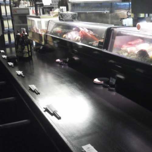 <p>Fresh food is in the showcase in front of the open counter.Each ingredient can be cooked in various ways to enjoy a variety of flavors.There are counters and table seats, making it easy to use even for one person or on a date.</p>