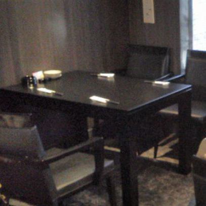 ２名掛けのテーブル席※４名掛けテーブルと合わせて最大６名様まで利用可能です。