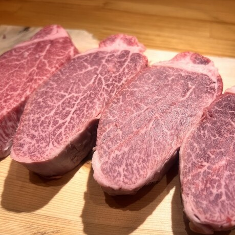 黒毛和牛A5ランクの肉を贅沢に楽しむ焼肉店で、至福のひとときをお過ごしください。