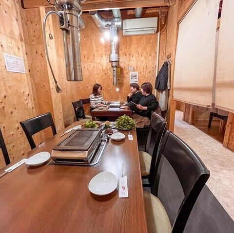 全てのテーブルが仕切られているため、周囲を気にせず、リラックスしてお食事を楽しめます。また、大人数での利用時には連結も可能なので、様々なシーンに柔軟に対応します。