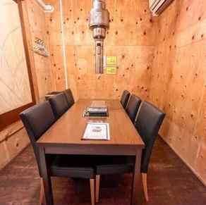 お部屋は4つご用意しており、それぞれのお席は全てカーテンで仕切られています。これにより、個室感覚でゆったりとお食事を楽しむことができます。プライベート感を大切にした空間で、心地よいひとときをお過ごしください。