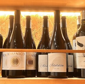 シンプルで上品なカウンター席は、落ち着いた雰囲気を醸し出しています。長時間の食事でも疲れない快適さがあり、会話を楽しみながらお肉を味わうのに最適です。心地よい時間をお楽しみいただけます★