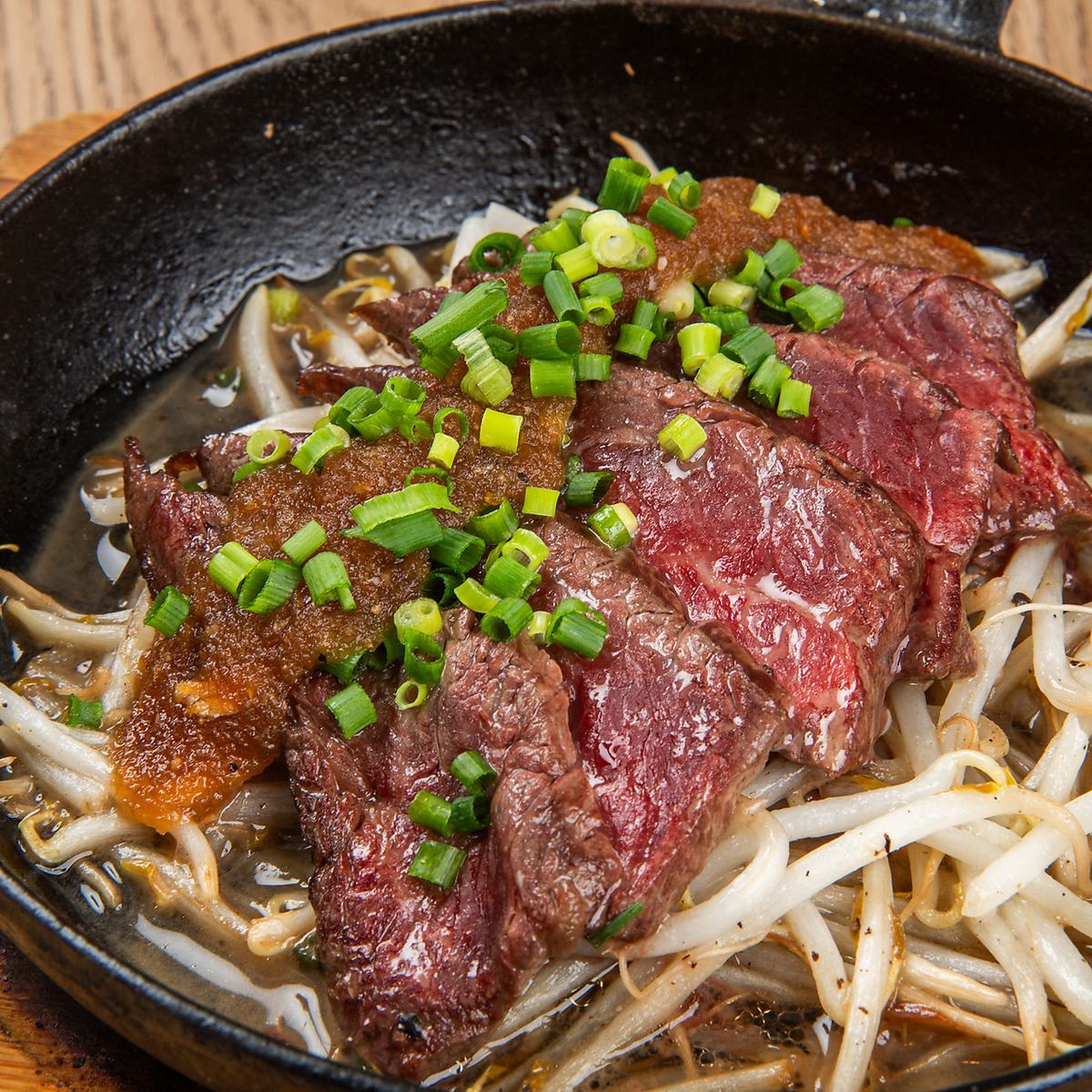 焼鳥だけじゃない！一品料理のお肉もガッツリ美味しい！