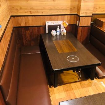 [Ozashiki Digging Gotatsu] 二楼有三张桌子，可供6人使用。作为榻榻米房型挖坑完全包房（带墙和门）可以预订10至14人。这是一间拥有温馨氛围的挖榻榻米房。由于它可以由少数人使用，从10人开始，将实现私人宴会。