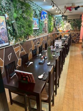 落ち着いた雰囲気のテーブル席は、友人や家族との食事に最適です。ゆったりとしたスペースで、料理を楽しむことができるため、特別な時間を過ごせます！さまざまなシーンでご利用いただけますので、ぜひお越しください！