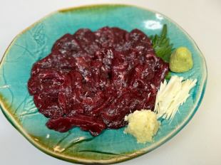 生のクジラ刺身