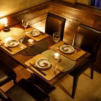 商店内部采用温暖的灯光。我们还为中小型团体提供半私人房间，因此您可以尽情享受聚会而不必担心其他顾客。