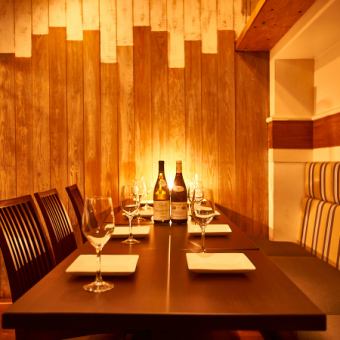 我们还提供时尚的设计师座椅！室内装潢和灯光都经过精心挑选，营造出柔和的间接照明，打造出轻松舒适的空间。它深受女士们的喜爱，所以请放心在新宿的女生之夜、团体约会和其他场合使用它！