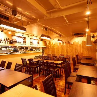 店铺内摆放着古董和室内设计元素，并配有温暖宜人的灯光。我们还提供适合中小型团体使用的半私人包间，让您在享受宴会的同时，不必担心其他顾客。