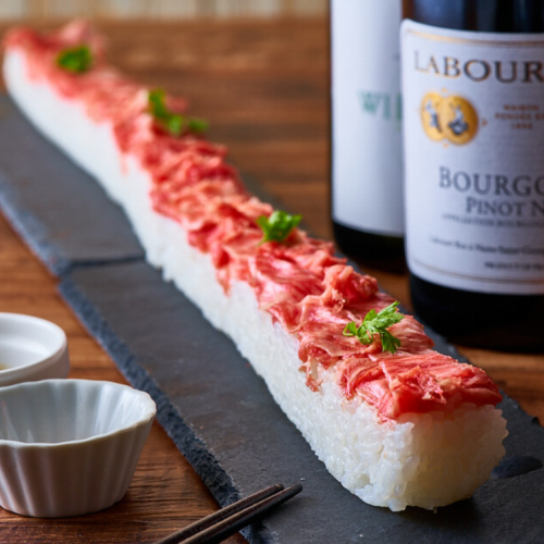 和牛牛肉和金枪鱼碎压制寿司