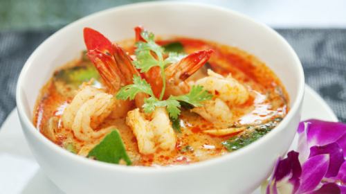톰 얌 쿤 (태국) ◆ 새우 2 마리가 들어간 신맛과 매운맛 짠 수프