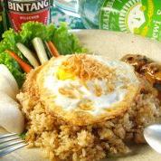 Nasi Goreng（印度尼西亚）◆烤鸡肉串，煎蛋和虾