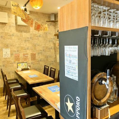 木の温もりを感じる空間で美味しい料理・ワインをお楽しみください♪