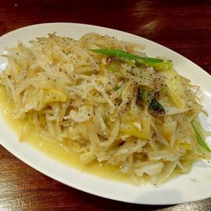 無限量供應的辣椒啤酒配銀魚、蔥和豆芽