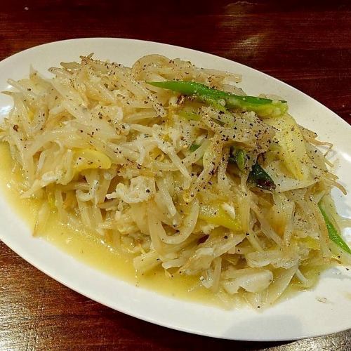 無限量供應的辣椒啤酒配銀魚、蔥和豆芽