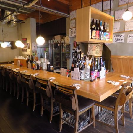 一階に11席のカウンターをご用意しております。落ち着いた雰囲気の中で、時間を気にせずお食事とお酒を心ゆくまでお楽しみいただける、大人のための特別な空間です。