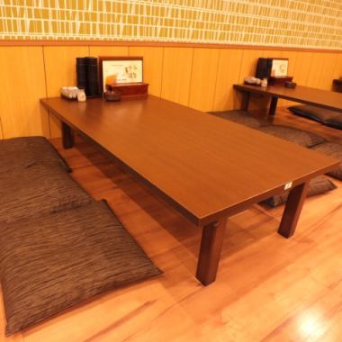 6 seats x 5 tables.2 seats can be connected to seat 8 people! The layout is flexible! Please contact us.
