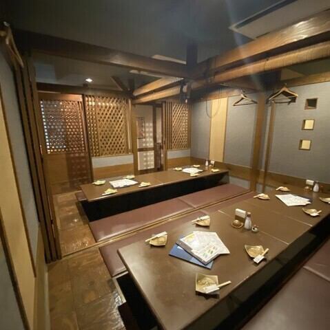 駅前というアクセス◎の立地で、待ち合わせもスムーズ。店内は木目調を基調としたデザインで、あたたかみのある明るさが広がる雰囲気です☆全席半個室で、どんな人数でも安心して利用できます。料理だけでなく居心地の良さを追求した環境で、記念日や会食にもぴったりの場所です◎！