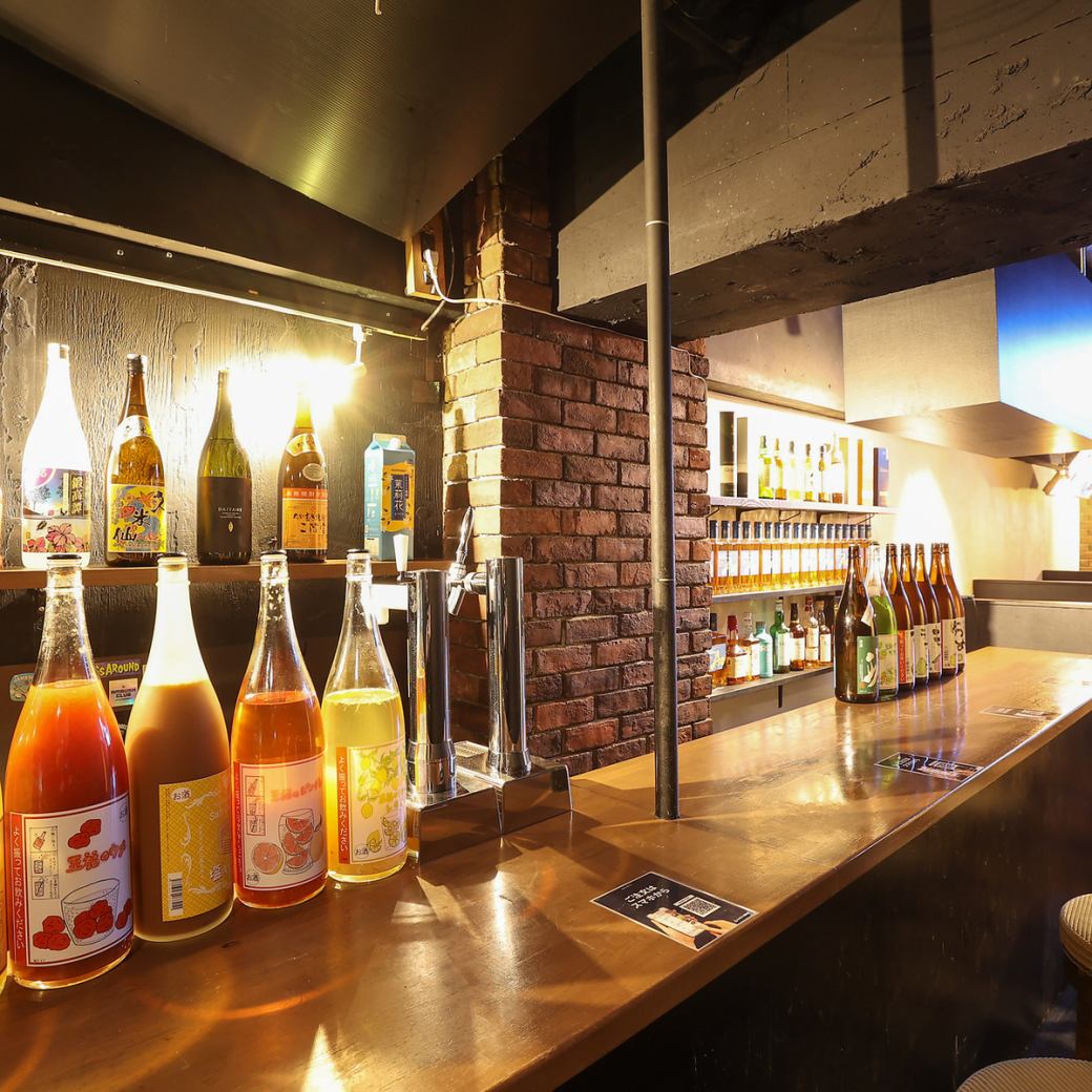 地下にある店内は大人の雰囲気がたっぷり。本格的なお料理と、酒屋ならではのお酒を◎