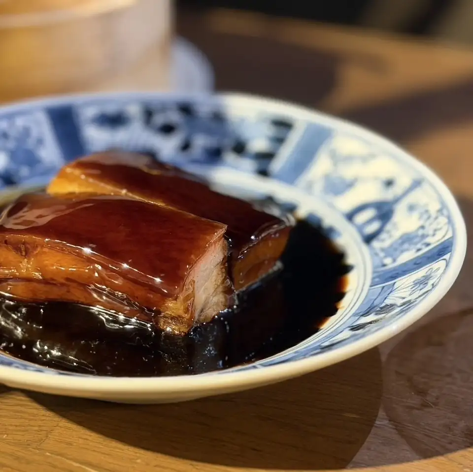 地下にある店は大人の雰囲気が最高。本格的な中華と新鮮な牡蠣。酒屋ならではのお酒を