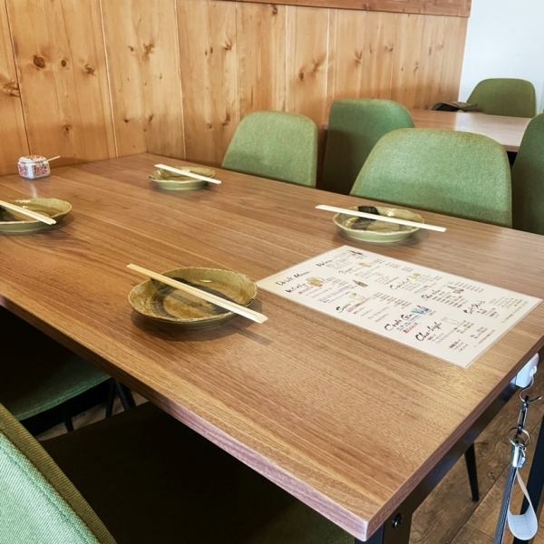 We have 3 table seats for 4 people♪ Please use it for various occasions such as a drink after work, a family meal, a drinking party with friends, and more!