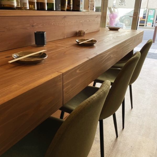 Popular counter seats for regular customers and single customers.Since it can be used with a wide interval, it is also recommended for use such as dates ♪