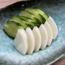 浅漬けきゅうりとたくあん