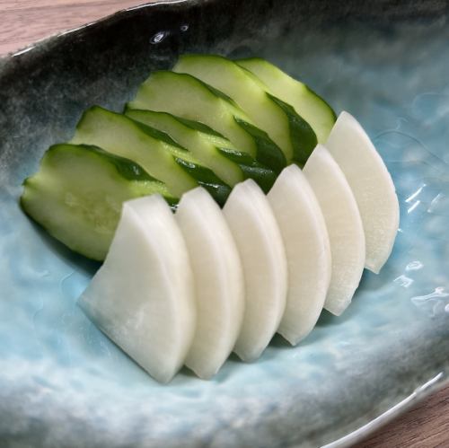 浅漬けきゅうりとたくあん