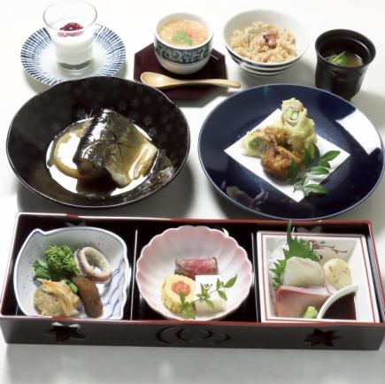 風月コース3850円、100分飲放付5500円税込、全席個室、1人一皿提供