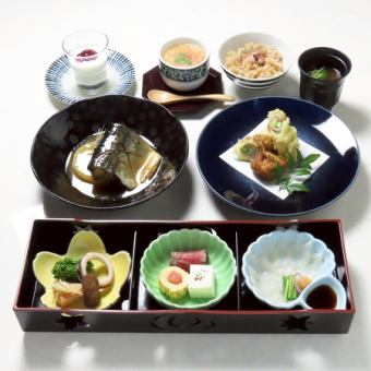 風月コース(2月3月限定とらふぐてっさ付)4350円、100分飲放付6000円税込、全席個室、1人一皿提供