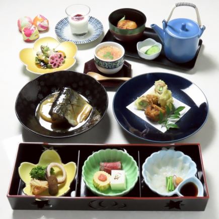 華月コース(2月3月限定とらふぐてっさ付き)料理のみ5350円、100分飲放付7000円税込、1人一皿提供